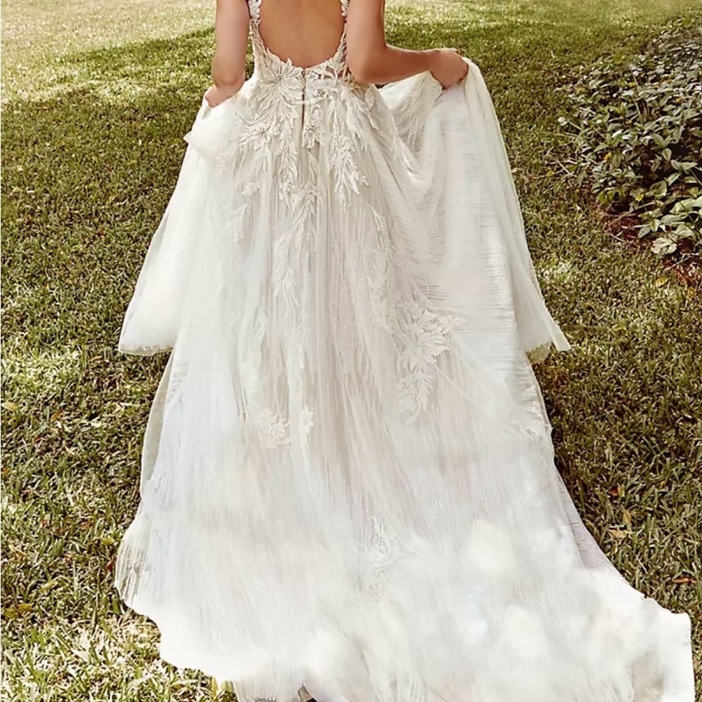NWT Funds from sale help struggling children. . Wedding Gown - Picture 6 of 12